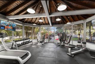 Studio Apartment with Spacious King & Queen Bed, Pet-Friendly, 8 Min from Disney, Pool and Parking - 4