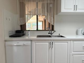 homey space Spacious Four-Bedroom, Free Parking, Family Preferred - Glen Waverley - 1