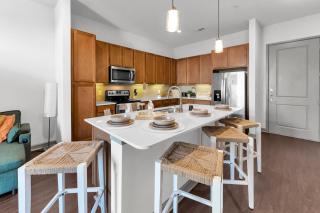 DT Loft with Pool, Gym, UG Parking - 6