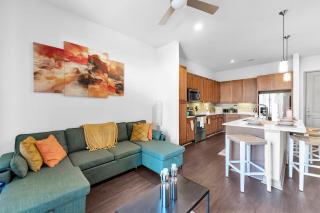 DT Loft with Pool, Gym, UG Parking - 3