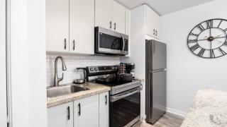 Modern 1BR Condo in Church Yonge Corridor - 3