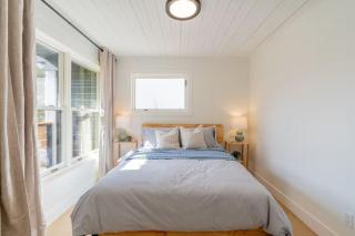 Charming 3BR Beach House with BBQ in Grand Bend - 4