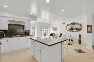 Luxury 3 Bed 3 Bath Home 5 Mins to Rodeo Drive Prime Location WiFi Parking Private Yard - Los Angeles - 3