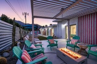 Lux Villa 5BR Pool, Putting Green, Bikes, Views! - Palm Springs - 9