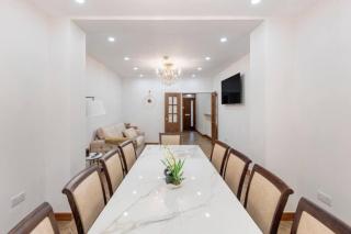 Metro Majesty 5-Bedroom Gem in South Tottenham - 8