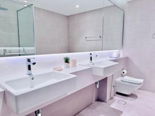 Canal Front - Luxury 2BR Stay in Al Wasl - 4