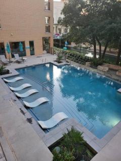 IG-Worthy Fiesta DT Retreat hotel Apt with free Parking and Pets Allowed - San Antonio - 5