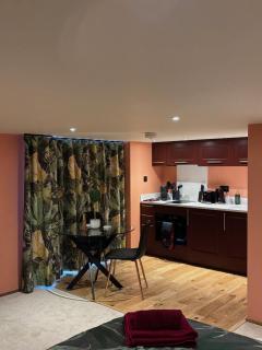 Isla's Den - Redhill - 2