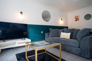 Runway Hse Luxe 5 Bed, with King sized Beds, next to Aiport & NEC, JLR 5 mins - 8