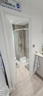 Self contained room with ensuite and kitchenette and wifi - 5