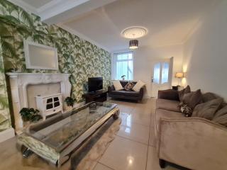 Stylish & Comfortable 4 bedroom home in Merthyr Tydfil - Dowlais - 0