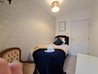Stylish & Comfortable 4 bedroom home in Merthyr Tydfil - Dowlais - 8