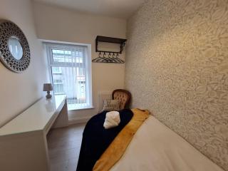 Stylish & Comfortable 4 bedroom home in Merthyr Tydfil - Dowlais - 7
