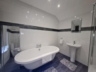 Stylish & Comfortable 4 bedroom home in Merthyr Tydfil - Dowlais - 6