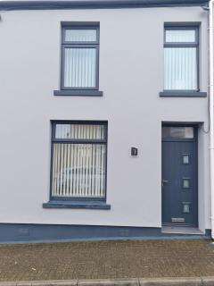 Stylish & Comfortable 4 bedroom home in Merthyr Tydfil - Dowlais - 3