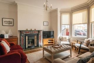 Belle Vue House- Spacious family home near town, beach, harbour - free street parking - 8