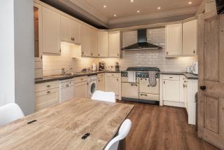 Belle Vue House- Spacious family home near town, beach, harbour - free street parking - 5