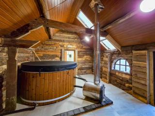 The Farmhouse Private HOT TUB & SAUNA & TV-CINEMA Room Very Special Home Near Cannock Chase - - 9
