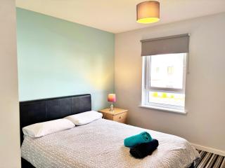 Newbuild - 3 bedrooms, 2 baths,5 mins from airport - 3