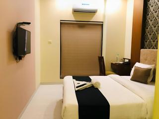 Glitz Hotels New Seven Hills - Nr International Airport Mumbai - 5