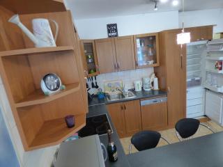 BOK - Central modern 2BR Apt w balcony, FREE INDOOR PARKING! - Budapest - 6