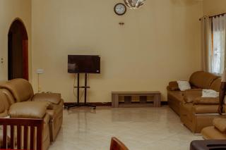 Kampala 5-Beds Sleeps 8 with Garden & Parking - 5