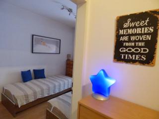 BOK - Central modern 2BR Apt w balcony, FREE INDOOR PARKING! - Budapest - 3