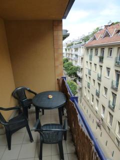 BOK - Central modern 2BR Apt w balcony, FREE INDOOR PARKING! - Budapest - 1