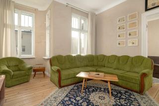 Spacious and Bright Apartment with Balcony near MTP by Noclegi Renters - 2