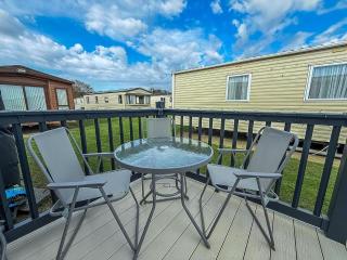 Stunning 6 Berth Caravan With Decking At Broadland Sands Ref 20028Bs - Hopton on Sea - 4
