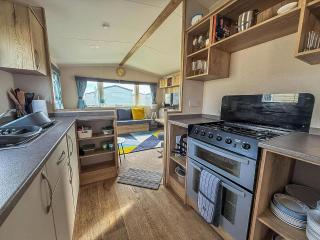 Stunning 6 Berth Caravan With Decking At Broadland Sands Ref 20028Bs - Hopton on Sea - 2