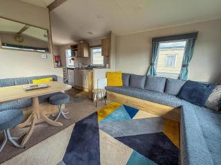 Stunning 6 Berth Caravan With Decking At Broadland Sands Ref 20028Bs - Hopton on Sea - 1