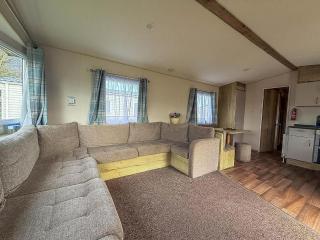 Homely Caravan With Free Wifi At Broadland Sands Park, Suffolk Ref 20002Bs - Hopton on Sea - 1