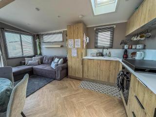 Gorgeous Caravan With Decking In Suffolk Ref 20141Bs - 6