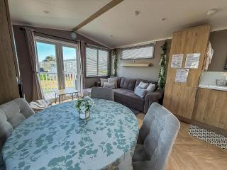 Gorgeous Caravan With Decking Wifi In Suffolk Ref 20141Bs - Hopton on Sea - 2