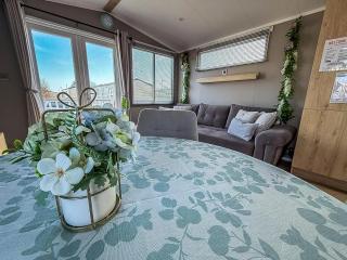 Gorgeous Caravan With Decking Wifi In Suffolk Ref 20141Bs - Hopton on Sea - 1