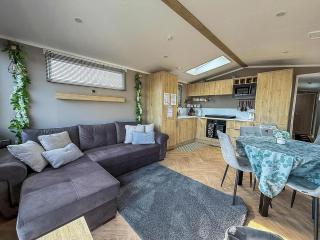 Gorgeous Caravan With Decking & Wifi In Suffolk Ref 20141Bs - 1