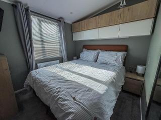 Gorgeous Caravan With Decking In Suffolk Ref 20141Bs - 2