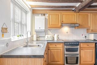 Stylish 3-Bedroom Cottage in Central Ashby - 2