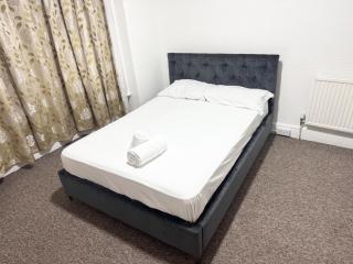 Central 4 Bed House - Sleeps 8 & Free Parking - 4