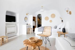 Caldera Serenity Cave Villa Oia, Santorini Breathtaking Caldera Views Traditional Cave-Style Luxury Outdoor Hot Tub Modern Comforts , - Oia - 2