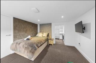 Canterbury City Combined Luxury apartments with Hot Tub - 1