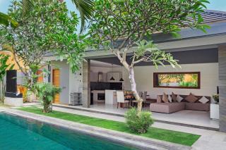 LUX 3BR villa - CANGGU 7 min drive - LONG 11 meters POOL - 7