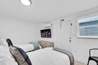 6 Bedroom Home w Pool - Ping pong & Outdoor Shower - Hollywood - 4