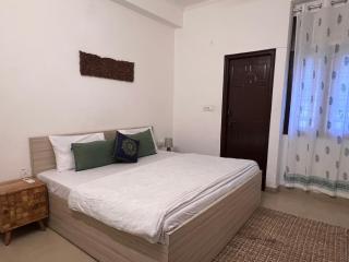 Ensquare Hotel - Aesthetic 2 BHK Mountain View apartment With Netflix, Kitchen near laxman jhula tapovan - Rishīkesh - 2