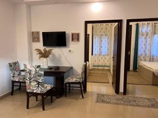 Ensquare Hotel - Aesthetic 2 BHK Mountain View apartment With Netflix, Kitchen near laxman jhula tapovan - Rishīkesh - 1