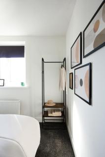 Newly Renovated 4 bedroom House Free WIFI Free Parking Sleeps 8 Near Cardiff - Pontypridd - 9