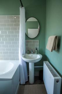 Newly Renovated 4 bedroom House Free WIFI Free Parking Sleeps 8 Near Cardiff - Pontypridd - 2