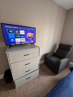 2 Bedroom Apartment on third Floor with Elevator Access 7 mins to IU Health Methodist- 3 mins to Riley Children Hospital and VA Hospital-4 mins to Eskenazi- Free onsite Parking - Indianápolis - 8