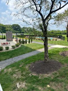 2 Bedroom Apartment on third Floor with Elevator Access 7 mins to IU Health Methodist- 3 mins to Riley Children Hospital and VA Hospital-4 mins to Eskenazi- Free onsite Parking - Indianápolis - 6